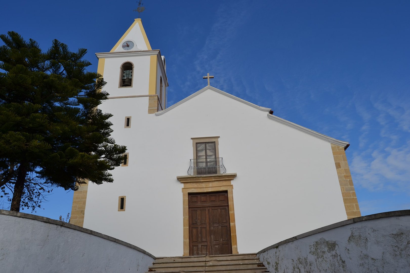 Façade principale de l'église Matrice de Santo Aleixo do Beco, une reconstruction du XVIIème siècle de style maniériste