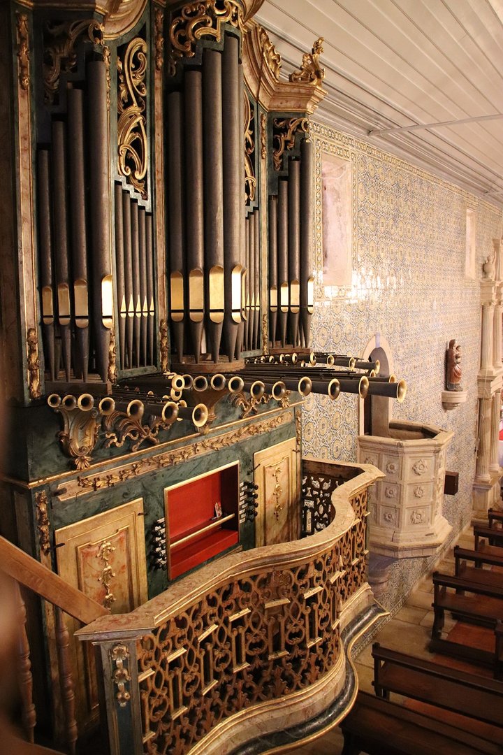 Orgue à tuyaux et chaire