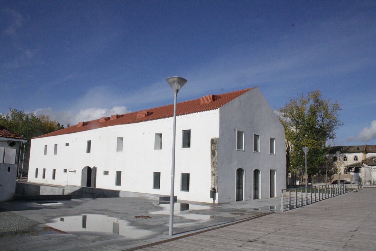 La Maison des Cubes tire son nom des anciennes mesures de capacité, le boisseau et l'almude (unité de mesure anciennement utilisé au Portugal et au Brésil).