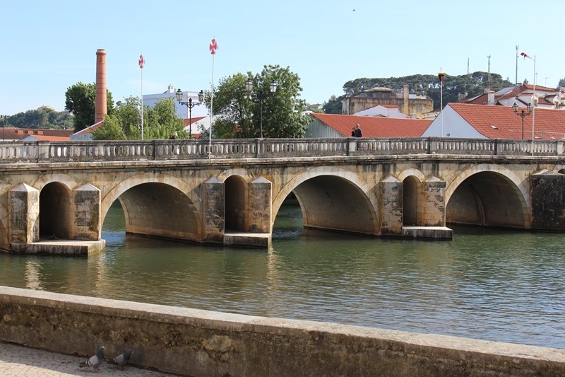 Il semblerait qu'il ait été construit sur ou au-dessus d'un ancien édifice romain.