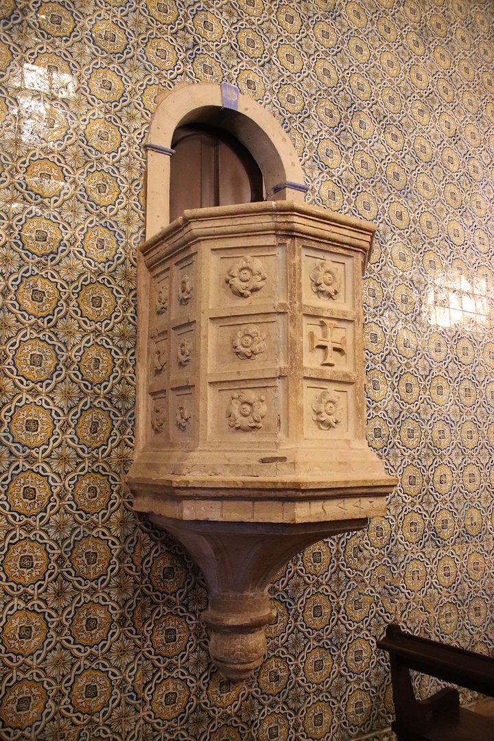 Chaire datée de 1544 ornée de la Croix de l'Ordre du Christ