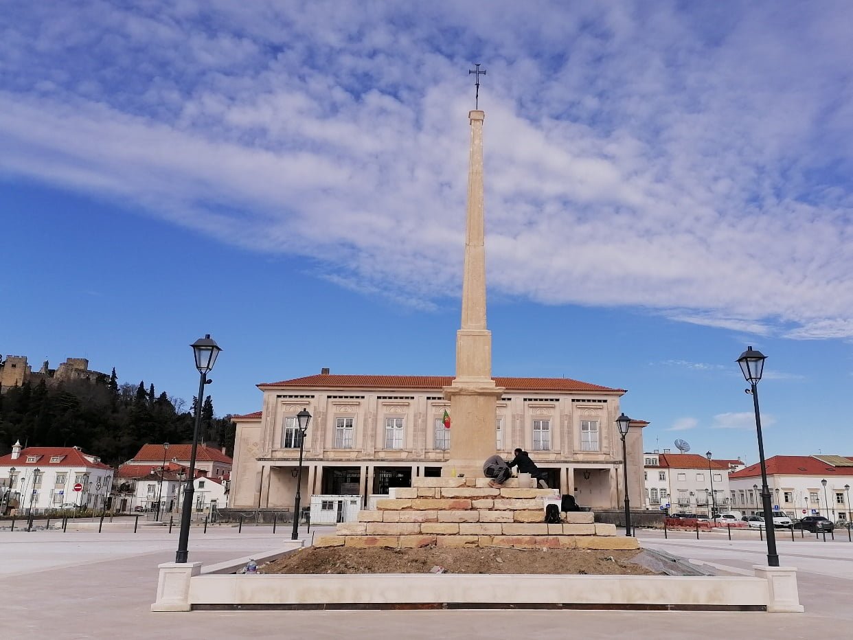 El Monumento Filipino es de piedra caliza.