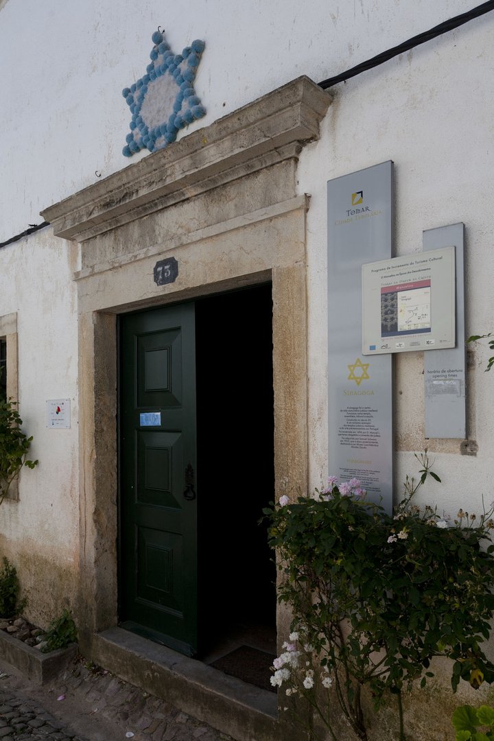 Tomar Synagogue. Access.