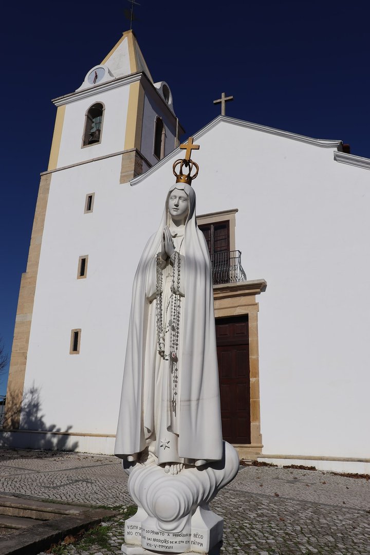 Imagen de Nuestra Señora de Fátima en el patio de la iglesia