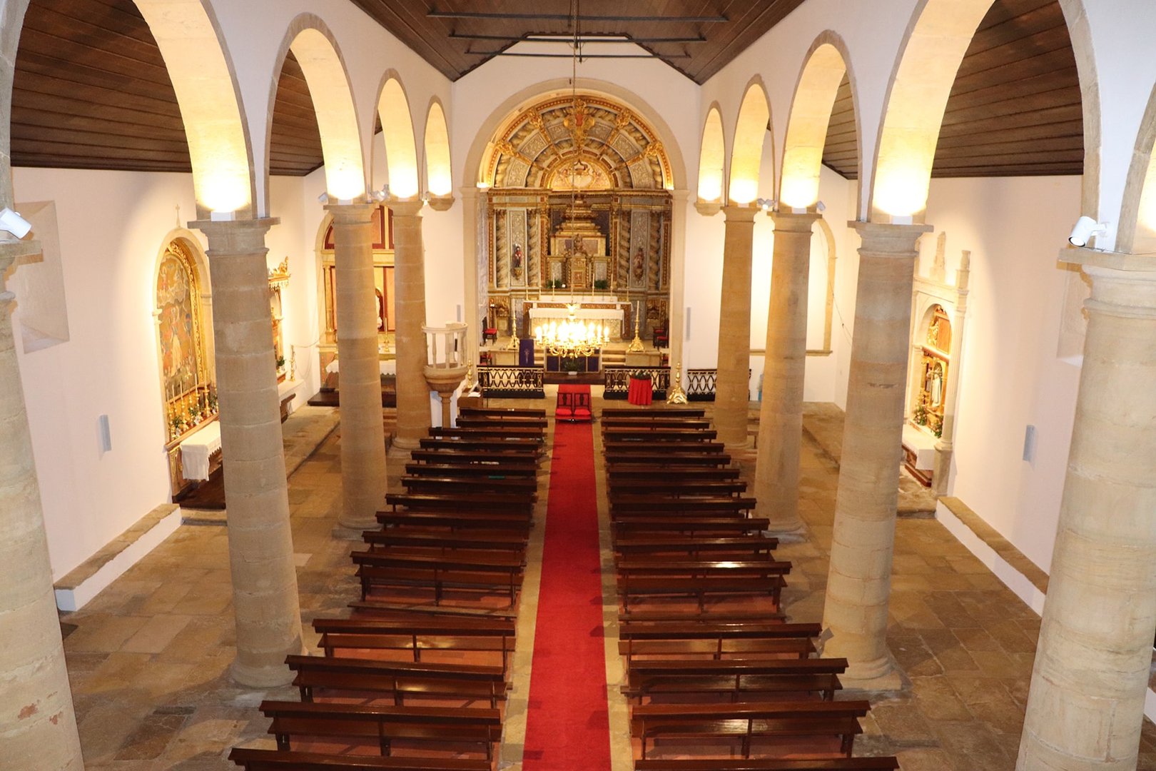 Vue de l'intérieur de l'église depuis la tribune du chœur