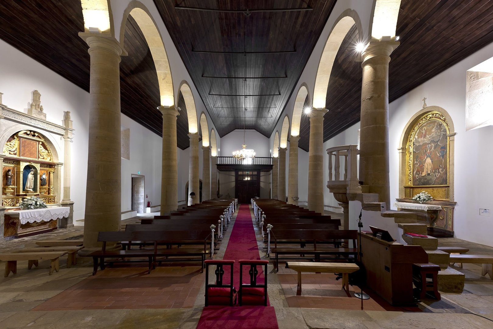 Vista del interior de la iglesia desde el altar mayor