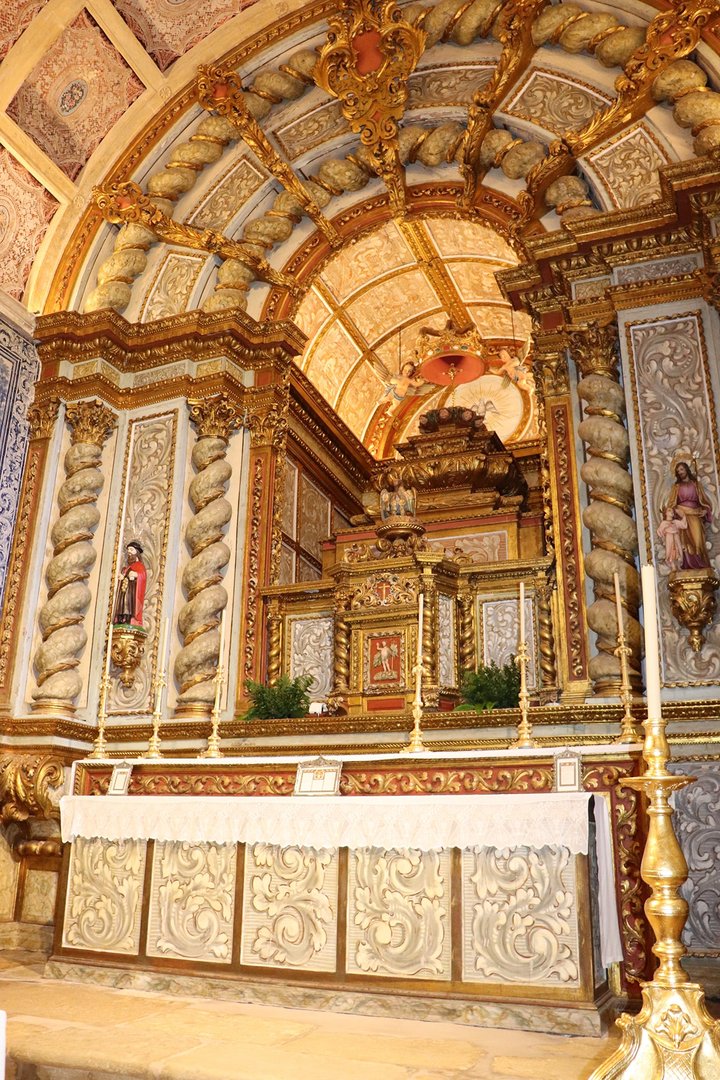 Capilla mayor con altar dorado de la primera mitad del siglo XVIII con imágenes de San Aleixo y San José con el Niño