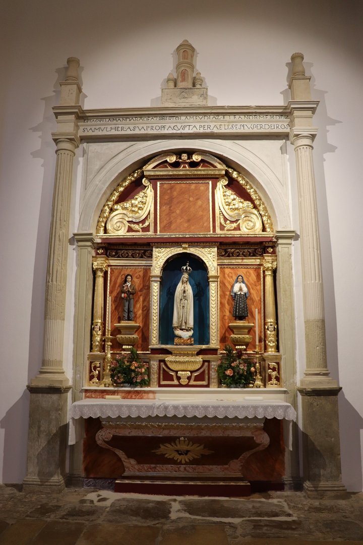 Altar manierista consagrado a Nuestra Señora de Fátima y a San Francisco y Santa Jacinta