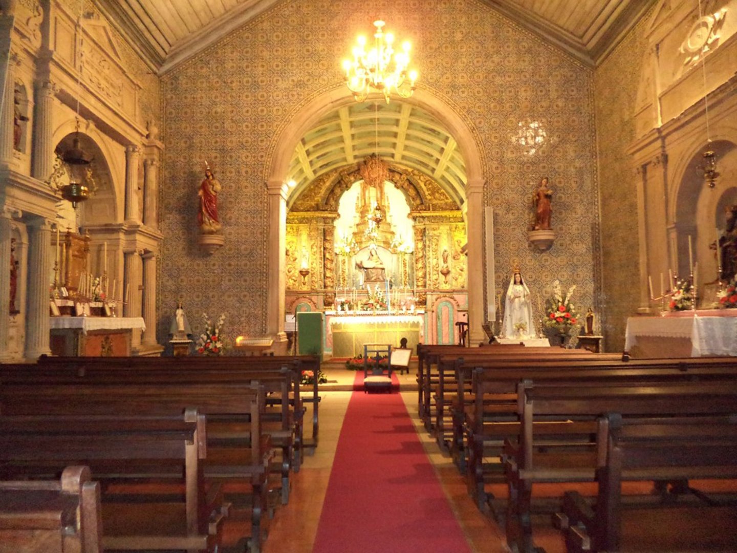 A l'intérieur du sanctuaire de Vierge de Pranto