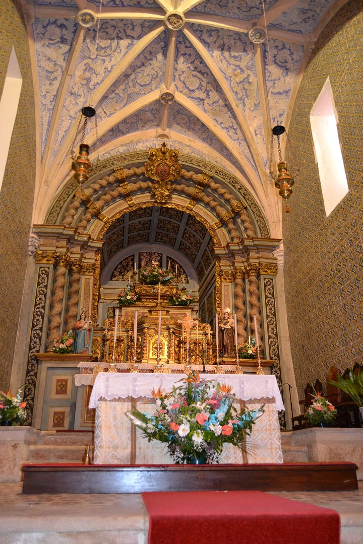 Baroque gilded altarpiece, with two images representing Nossa Senhora and Saint Anthony holding Child Jesus