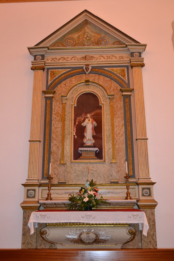 Retable en bois sculpté polychrome dédié au Sacré-Cœur de Jésus