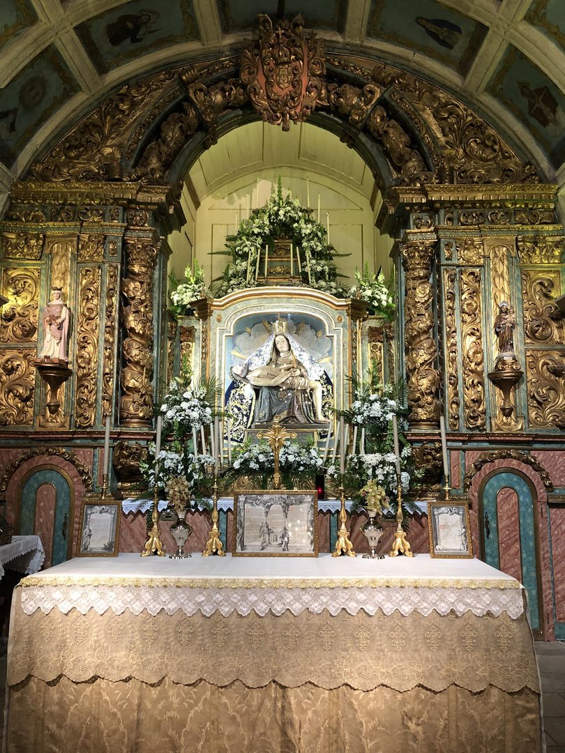 Main altar with images of Queen Saint Isabel, Our Lady of Pranto and Saint Joseph holding Child Jesus