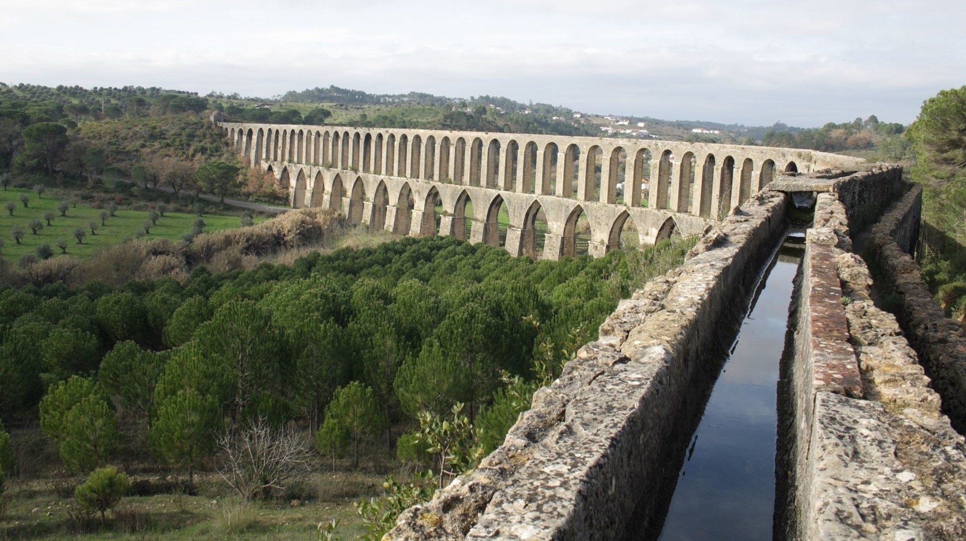 O Aqueduto do Convento de Cristo é também conhecido como Aqueduto dos Pegões Altos