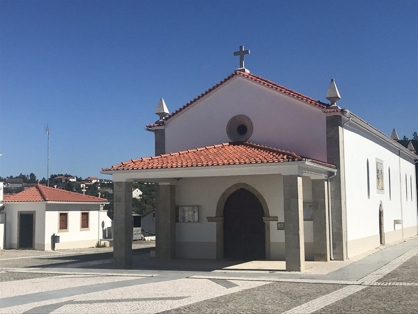 Façade et côté droit de la chapelle Notre-Dame-des-Remèdes