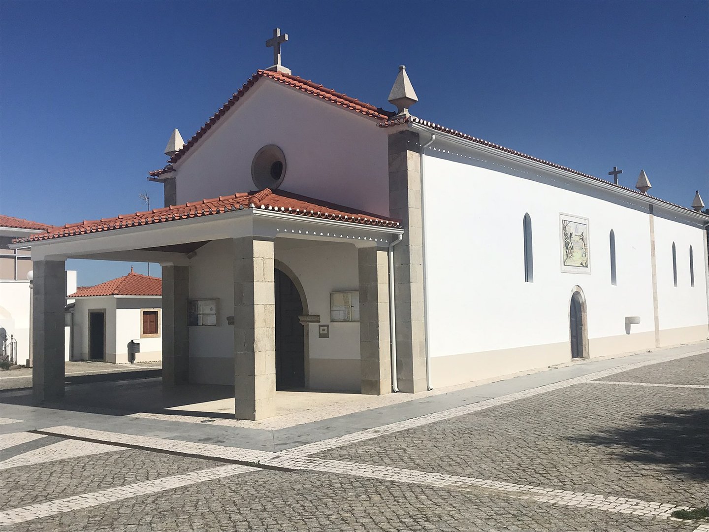 Frente e lateral direita da Capela de Nossa Senhora dos Remédios