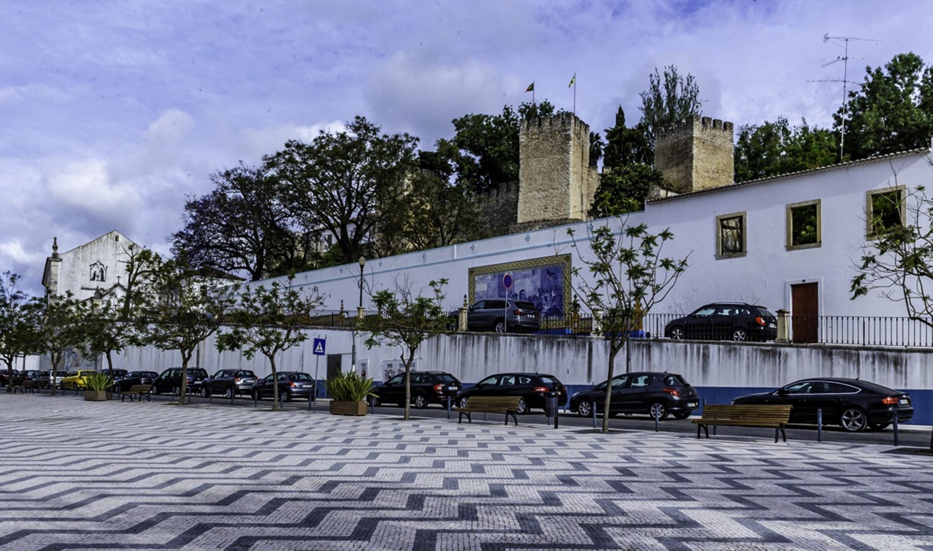 Castle and 5 de Outubro Square