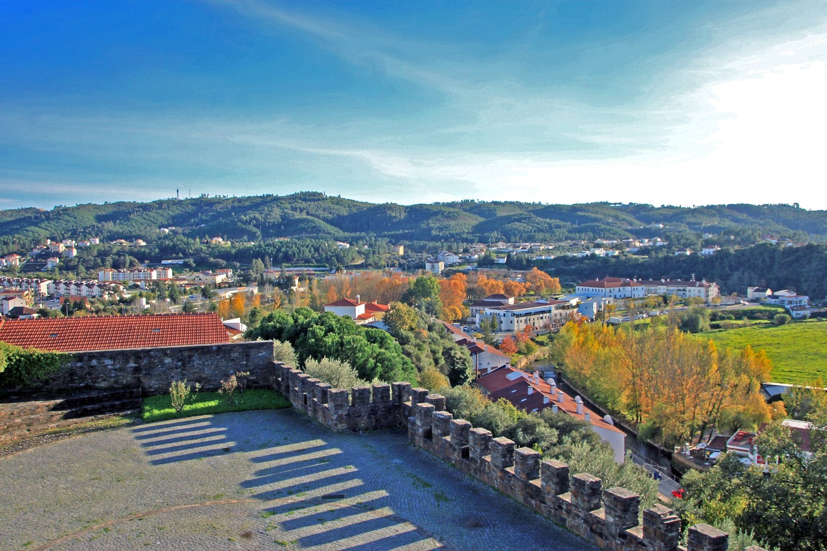 Vista sur de la ciudad de Sertã desde la torre (Castillo de Sertã)