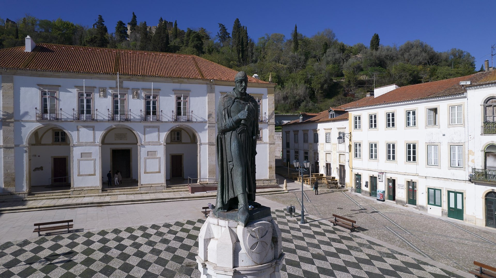 Au cœur du centre historique de Tomar, la statue de Gualdim Pais se dresse au milieu de la Place de la République. Nº 6 - Ce monument a été inauguré le 9 juillet 1940.