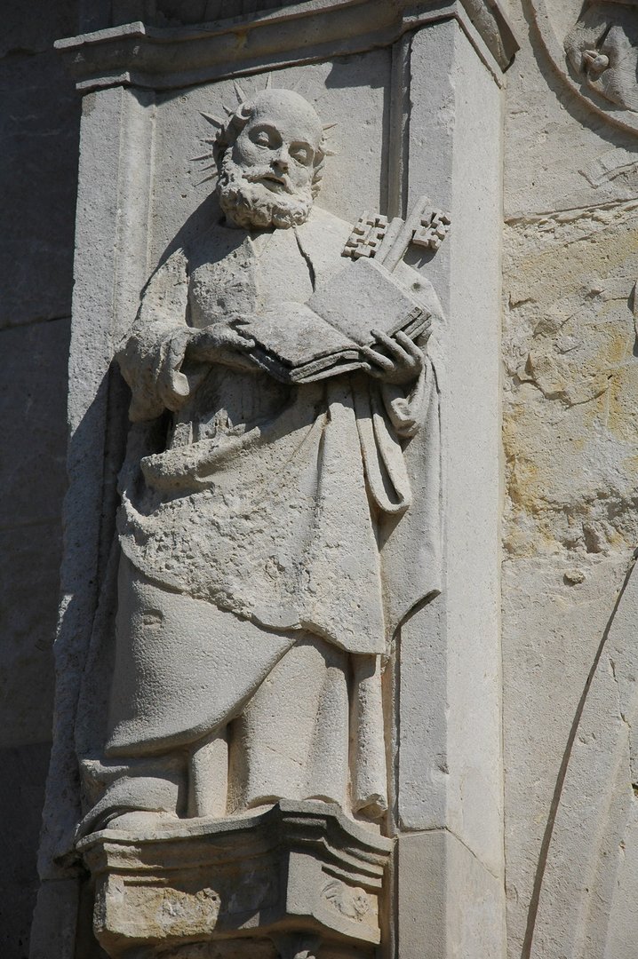 Saint Pierre représenté dans le portique principal