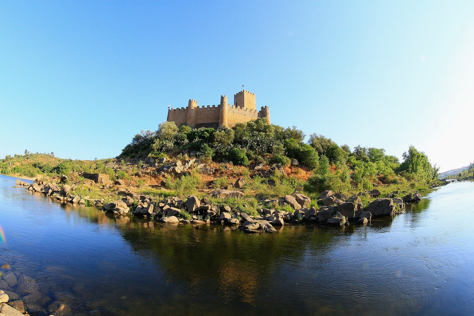 Situé sur une petite île escarpée dans le Tage, il est l'un des plus beaux du Portugal