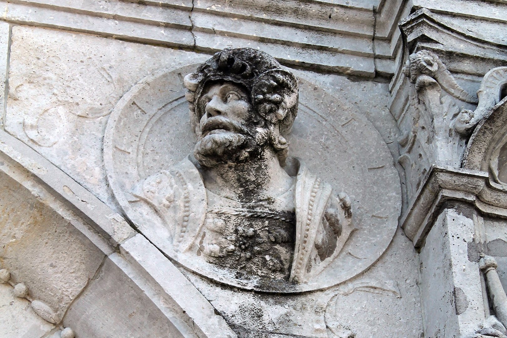 Busto de guerreiro no pórtico principal