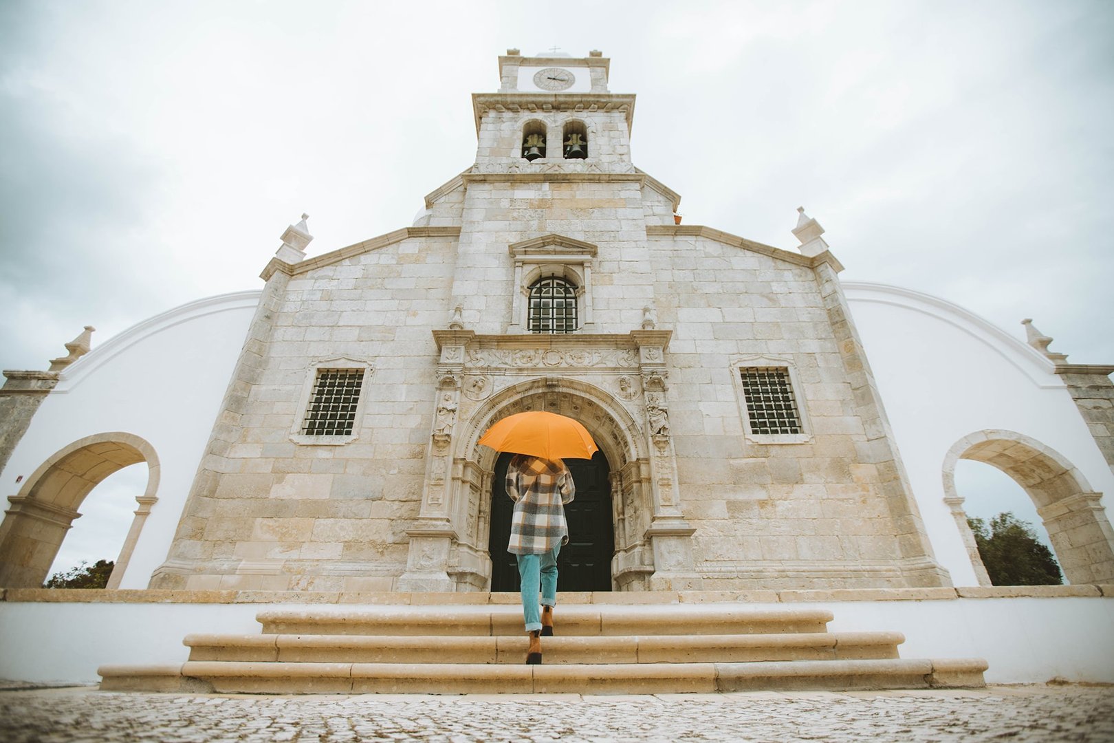 Os programas decorativos do portal principal e do arco cruzeiro são da autoria de João de Ruão