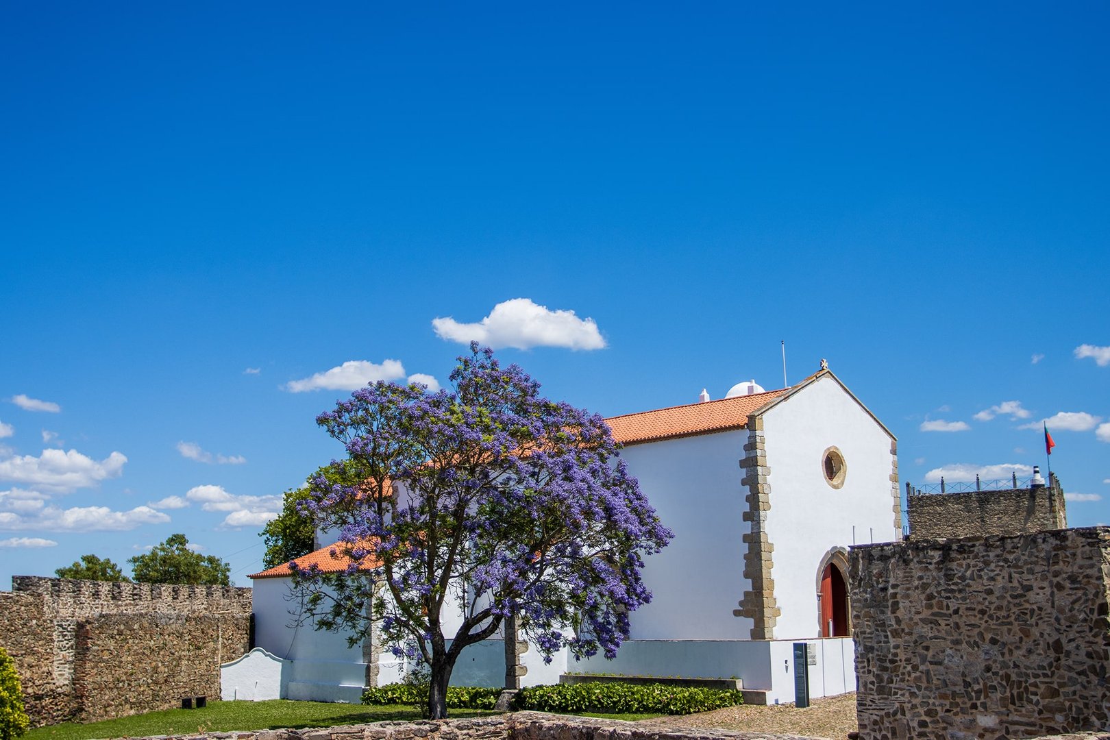 Côté nord de l'église Santa Maria do Castelo