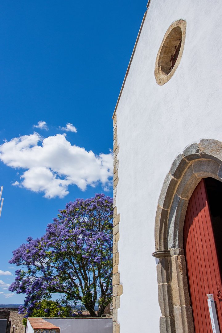 Portal gótico de Santa María do Castelo en esquisto micáceo