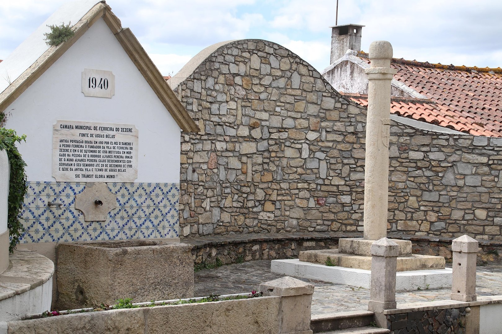 Pilori encadré par une fontaine datant de 1940