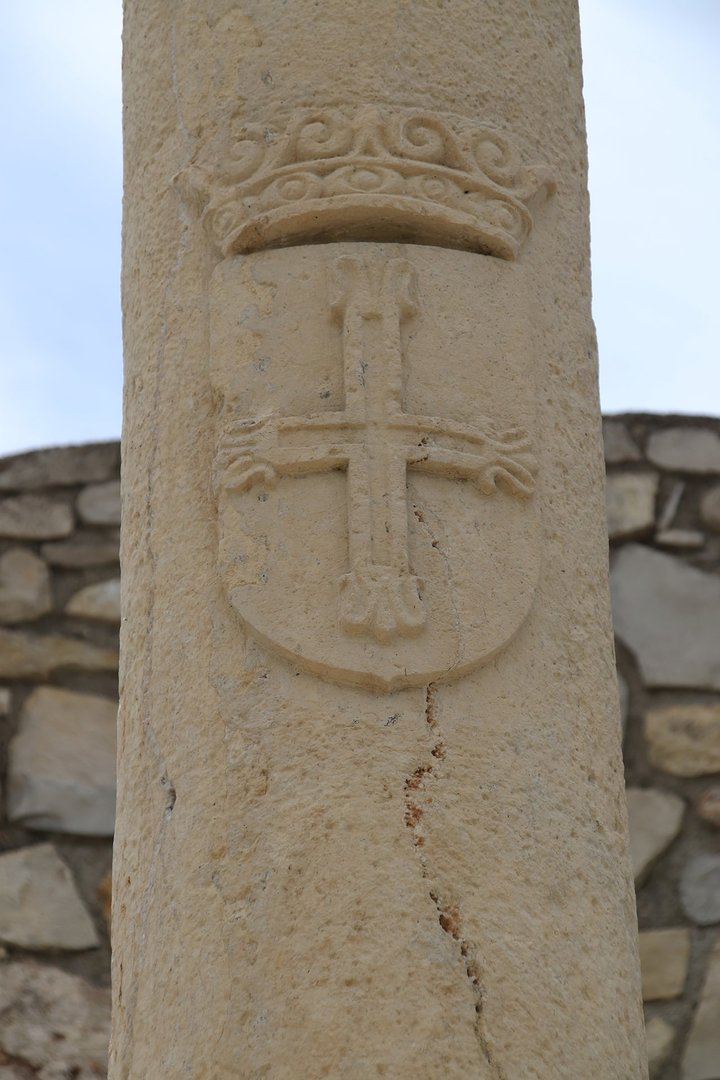 Escudo de armas de los Pereiras adornando el fuste