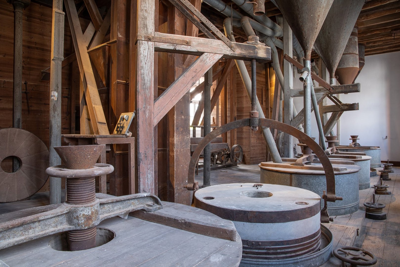 Moulin “A Nabantina” - Inauguré en 1883, il était mis en mouvement par une roue hydraulique qui fonctionnait en moyenne avec la force de 40 chevaux.