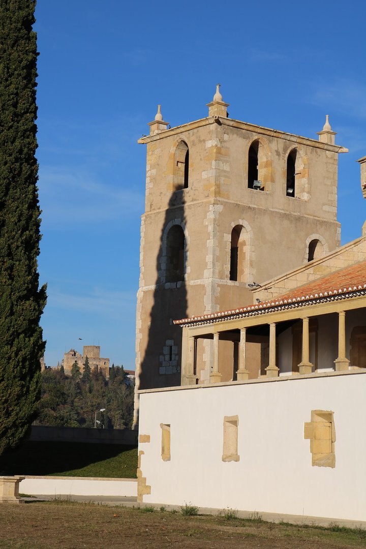 Façade latérale de l'église´. Au XVIe siècle, plusieurs chapelles privées ont été construites dans la façade sud de l'église.