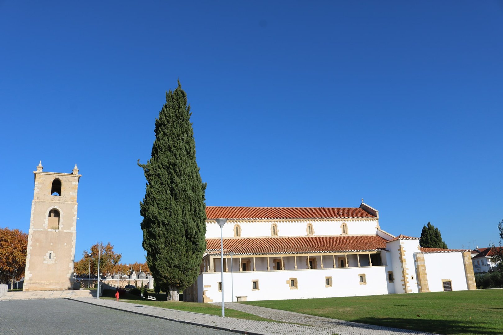 Extérieur de l'église et tour - À l'époque de l'Ordre du Christ, elle est devenue l'église mère ayant juridiction sur toutes les églises d'outre-mer.