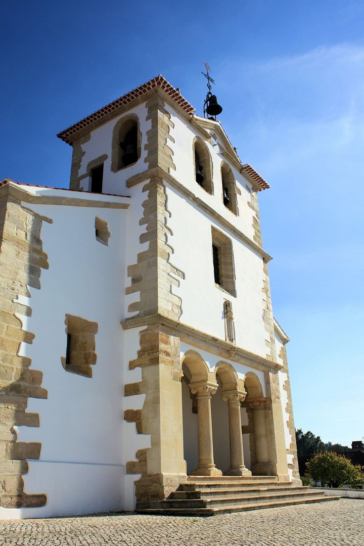 Entrada principal y campanario de la Iglesia Matriz de Nossa Senhora da Graça das Areias