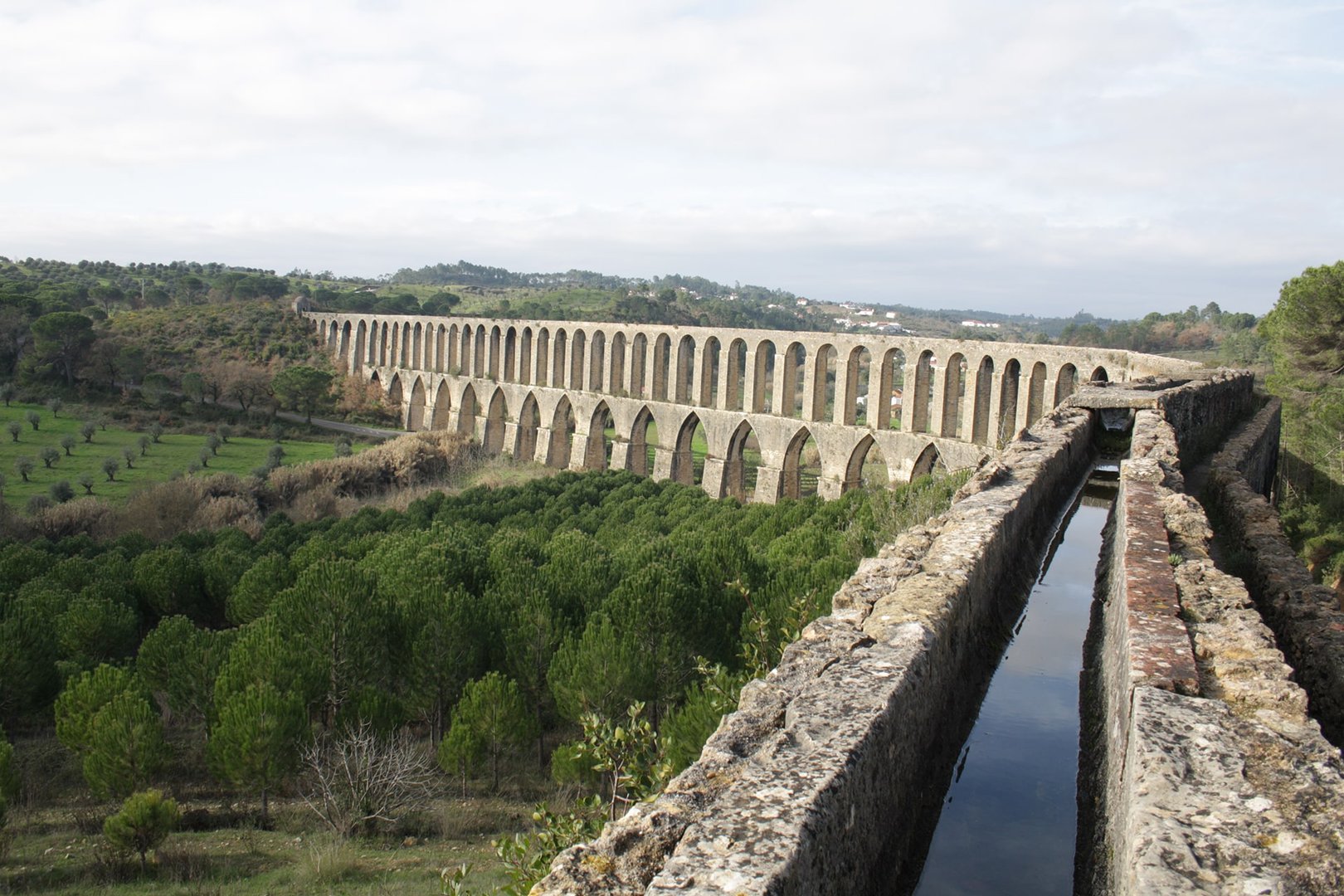 El acueducto se extiende a lo largo de unos seis kilómetros