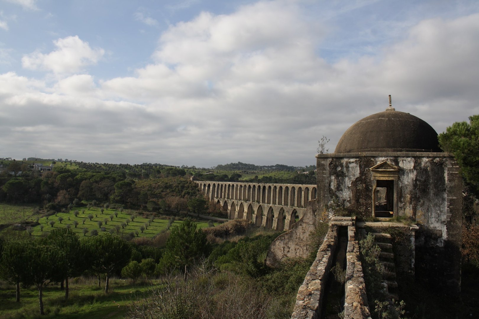 El acueducto fue proyectado en 1584 por el renombrado Filipe Terzi, arquitecto mayor del Reino