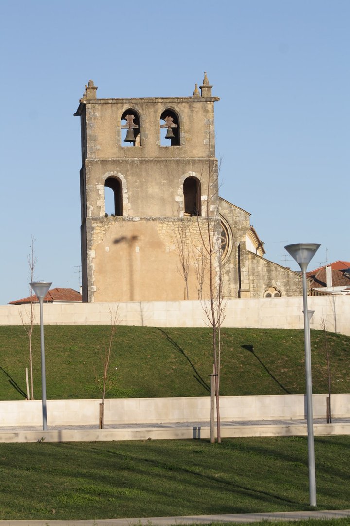 Exterior de la Iglesia y Torre - Durante el período de la Orden de Cristo, se convirtió en la iglesia principal con jurisdicción sobre todas las iglesias de ultramar.