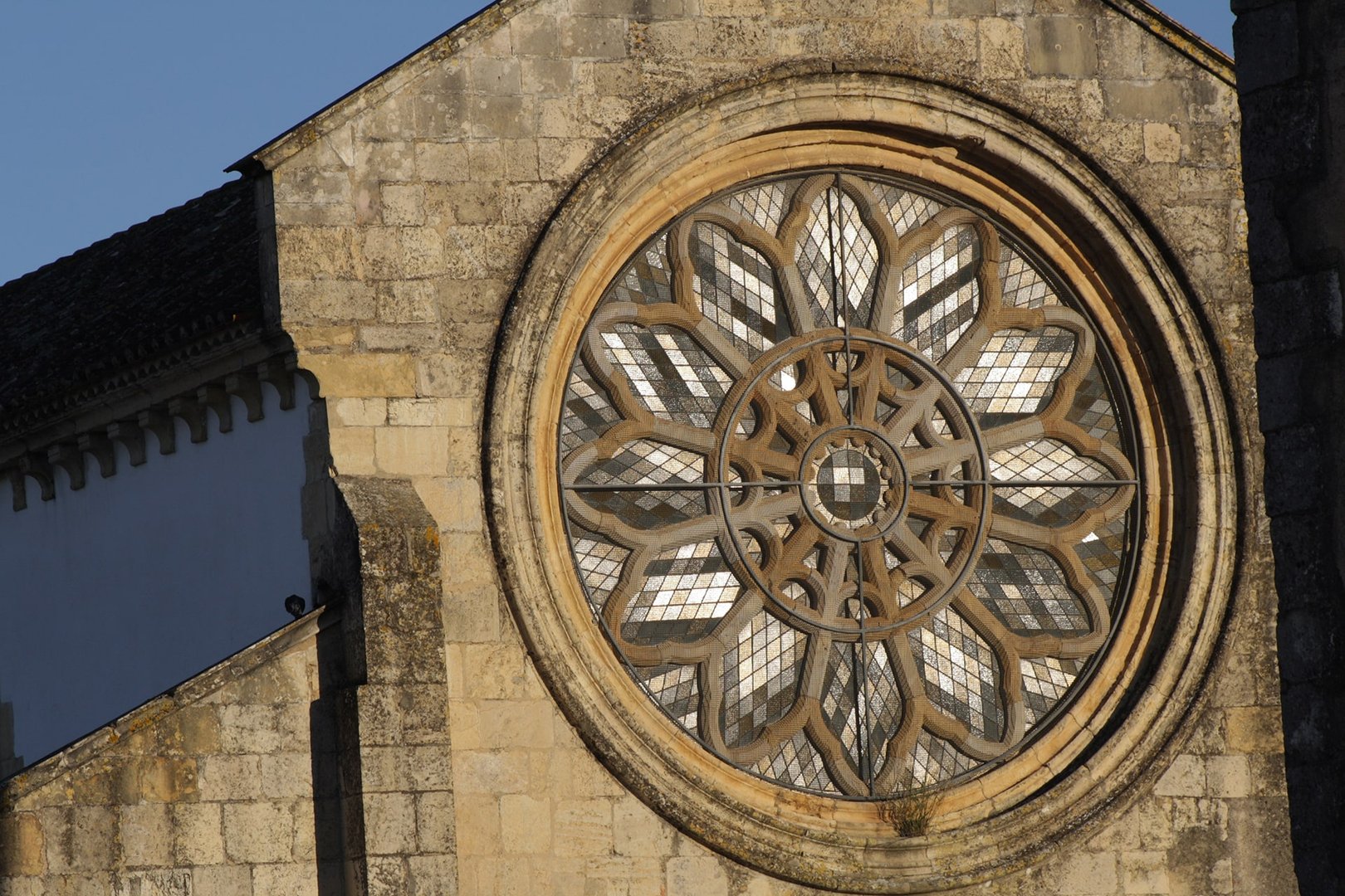 Rosace - La magnifique rosace en verre qui illumine l'intérieur du temple.