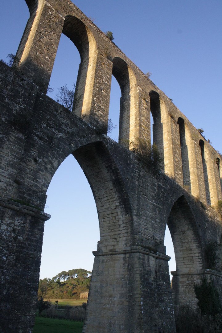 Il a été construit par Philippe Ier pour alimenter en eau le couvent du Christ