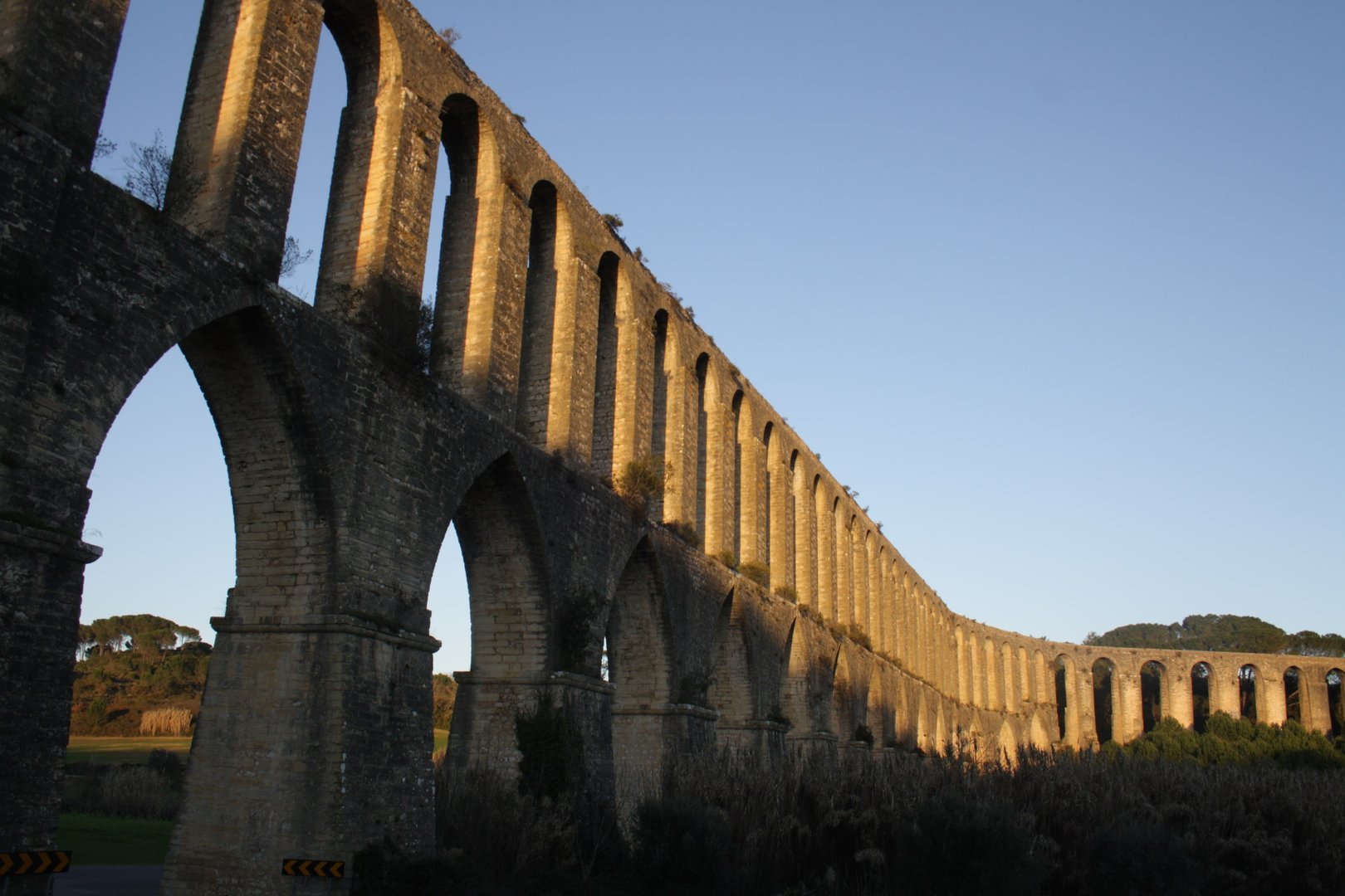 É composto por um total de 180 arcos de volta perfeita e representa uma das mais importantes obras públicas do século XVII