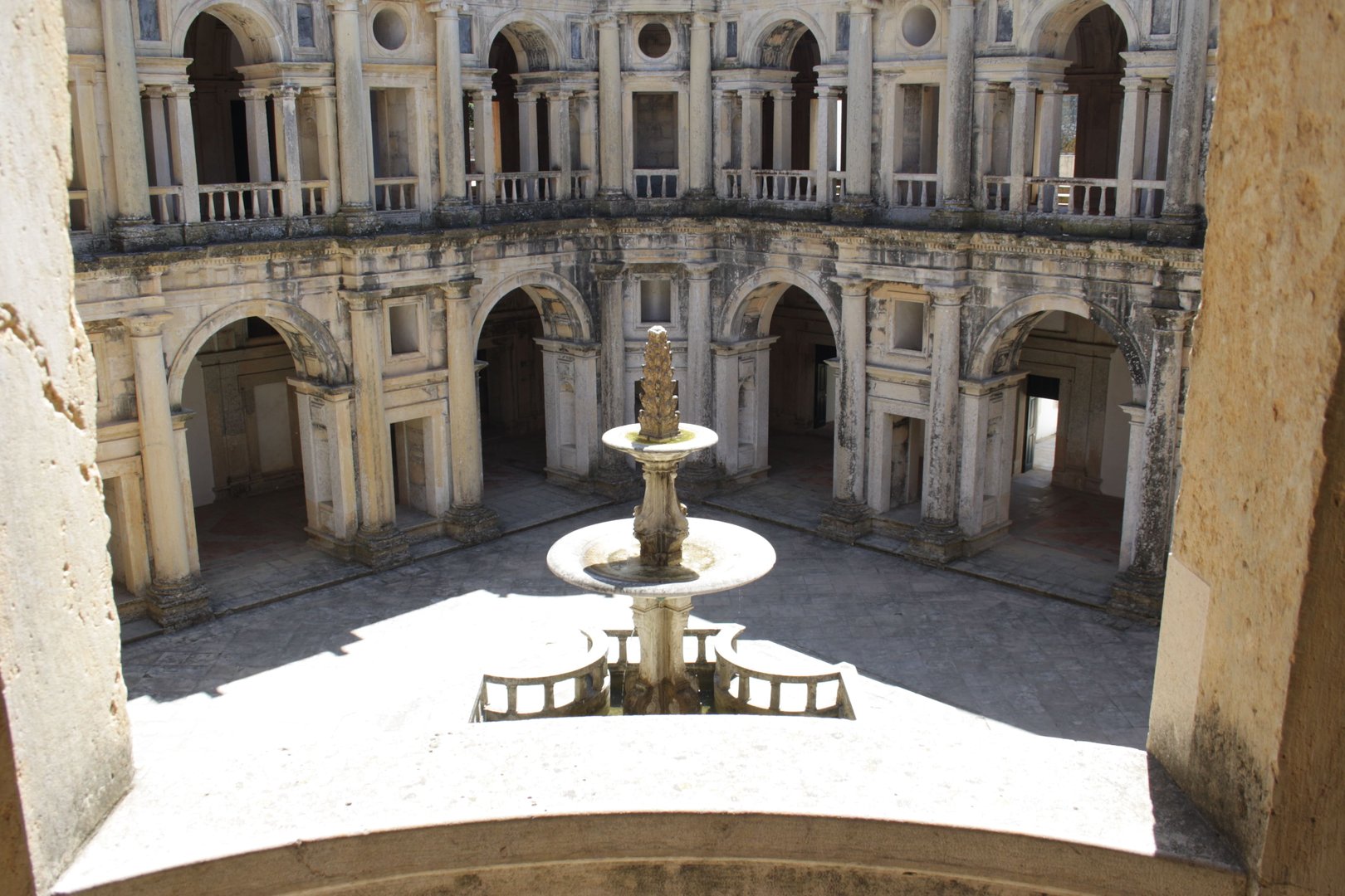 Fontaine du cloître principal - Construite par Fernandes Torres, elle était alimentée par l'eau de l'aqueduc du couvent.