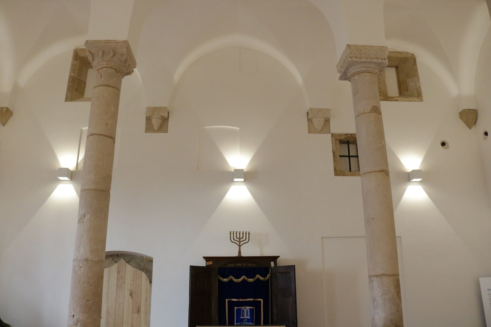 Depuis le 15 octobre 2019, elle abrite le Centre d'interprétation de la Synagogue de Tomar.