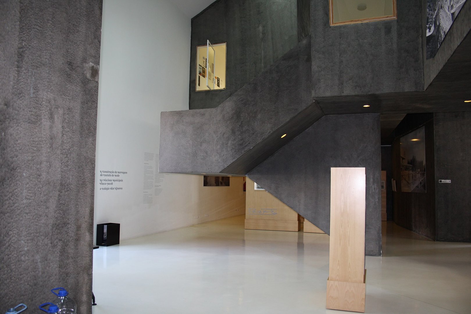 Elle est devenue une caserne militaire, puis a été transformée en immeuble de bureaux pour les anciennes usines Mendes Godinho.