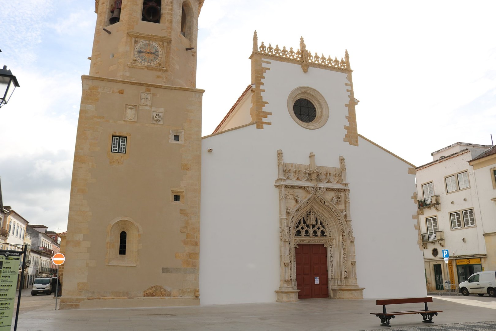 Exterior de la iglesia de San Juan Bautista - Fue con el príncipe Enrique el Navegante, hacia 1430, cuando comenzó la reconstrucción de la iglesia