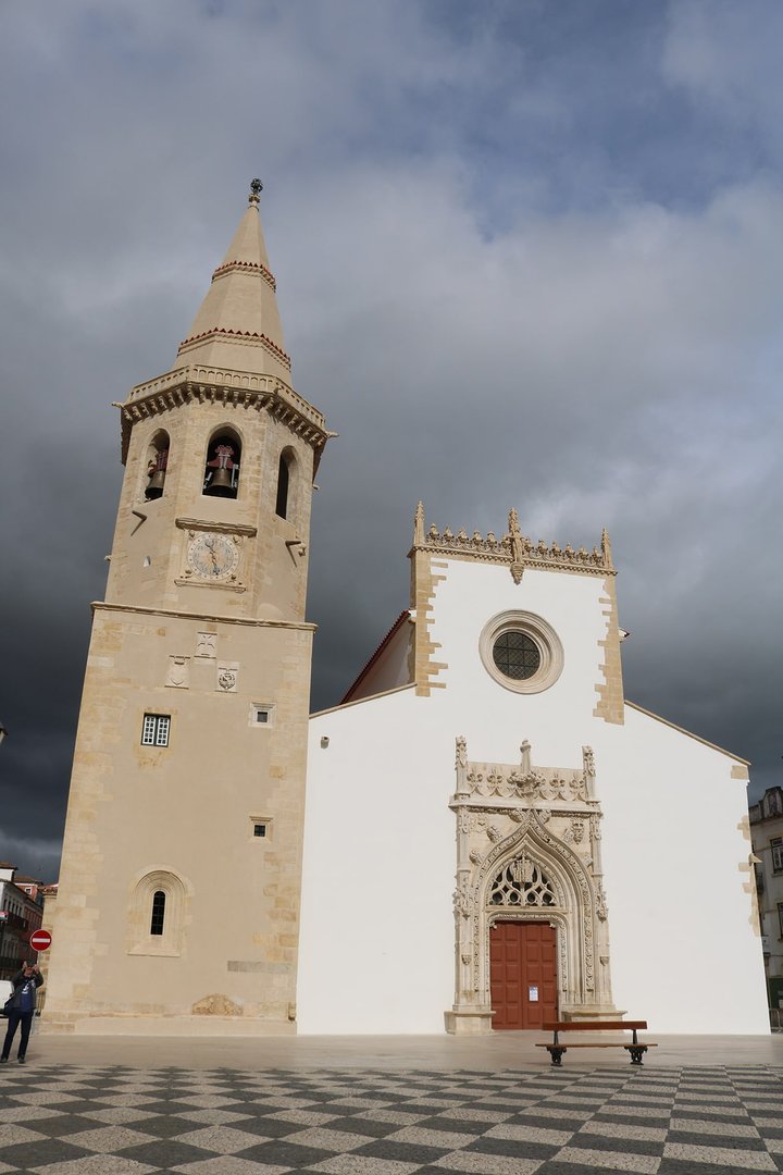 Église de Saint-Jean-Baptiste - La construction de l'église d'origine aurait été ordonnée par Gualdim Pais, alors que le château était en cours de construction et que la ville voyait le jour.