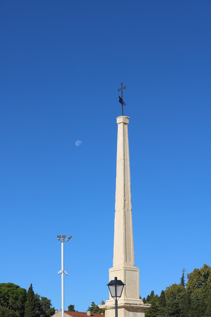 Consta de una plataforma cuadrangular con seis escalones sobre la que descansan la base y el monumento propiamente dicho.