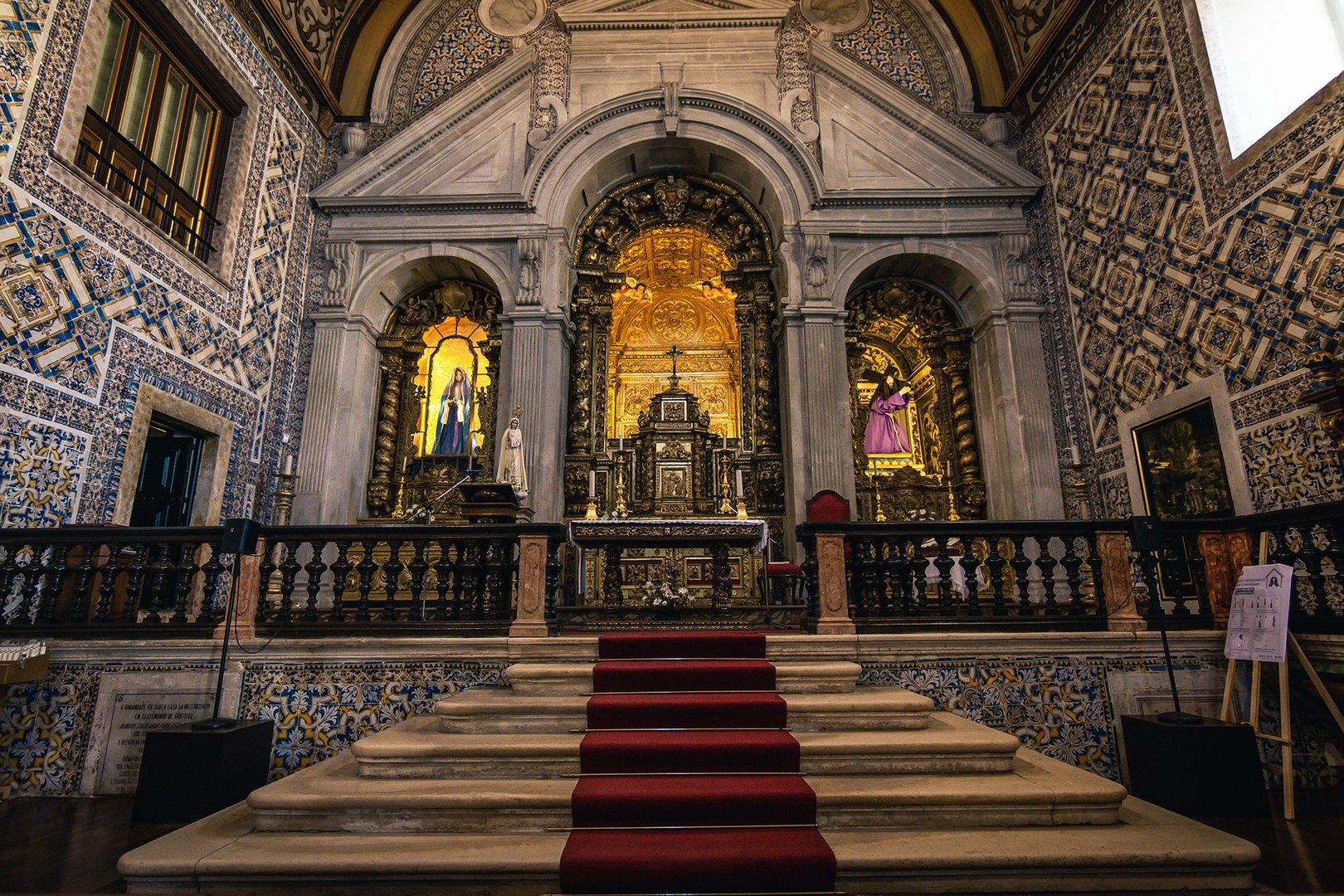 Altar barroco de encaje con talla dorada