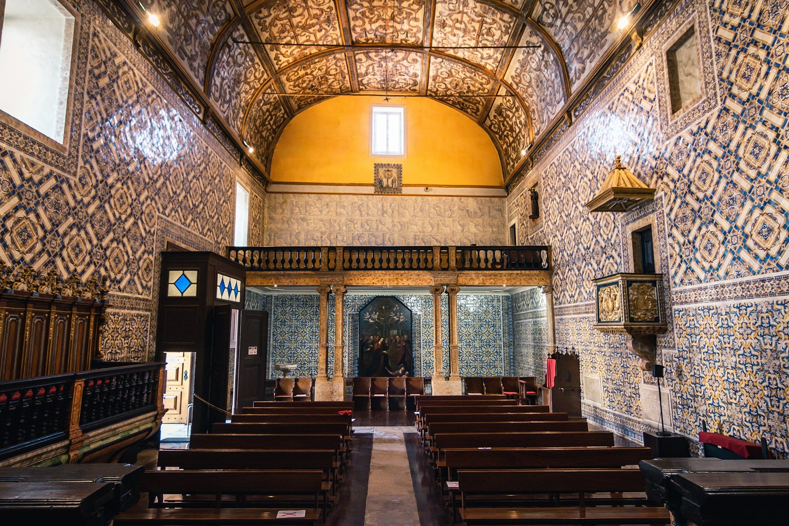 Interior de la iglesia y techo renacentista