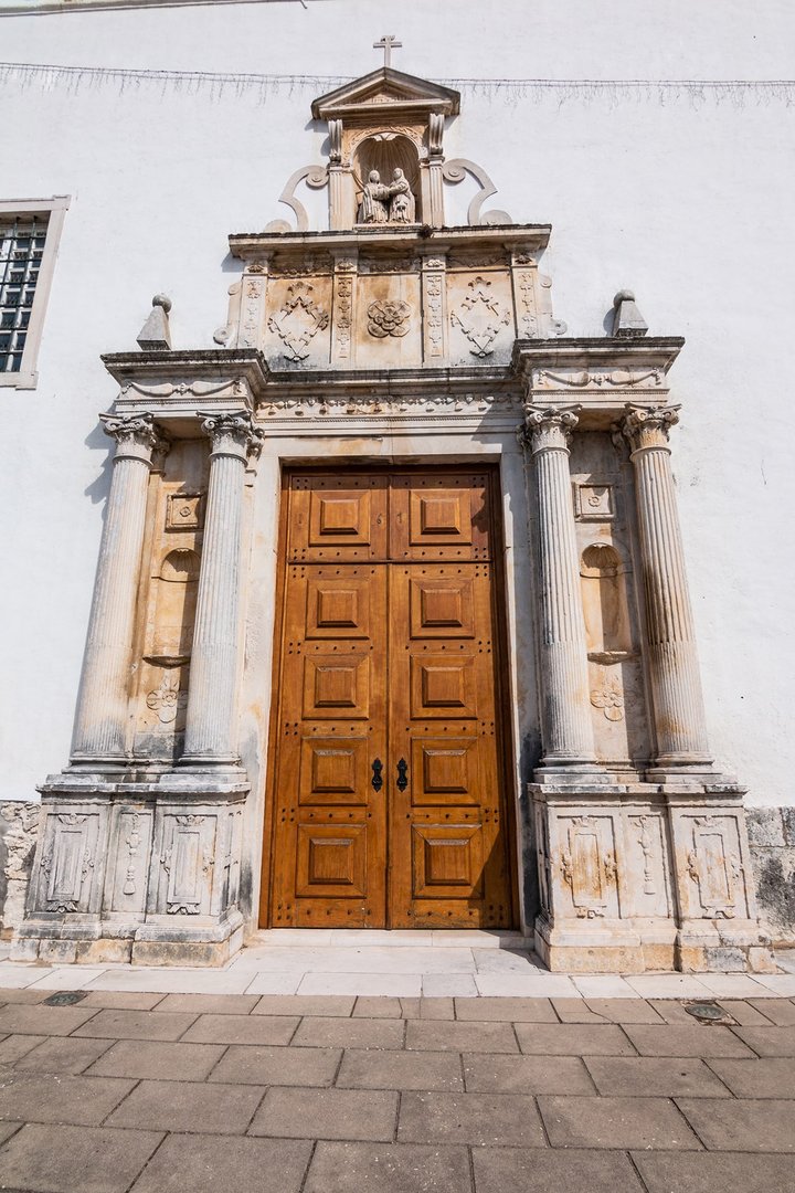 Détail de la porte de l'église de la Miséricorde avec la sculpture de Sainte Isabelle et de la Vierge Marie