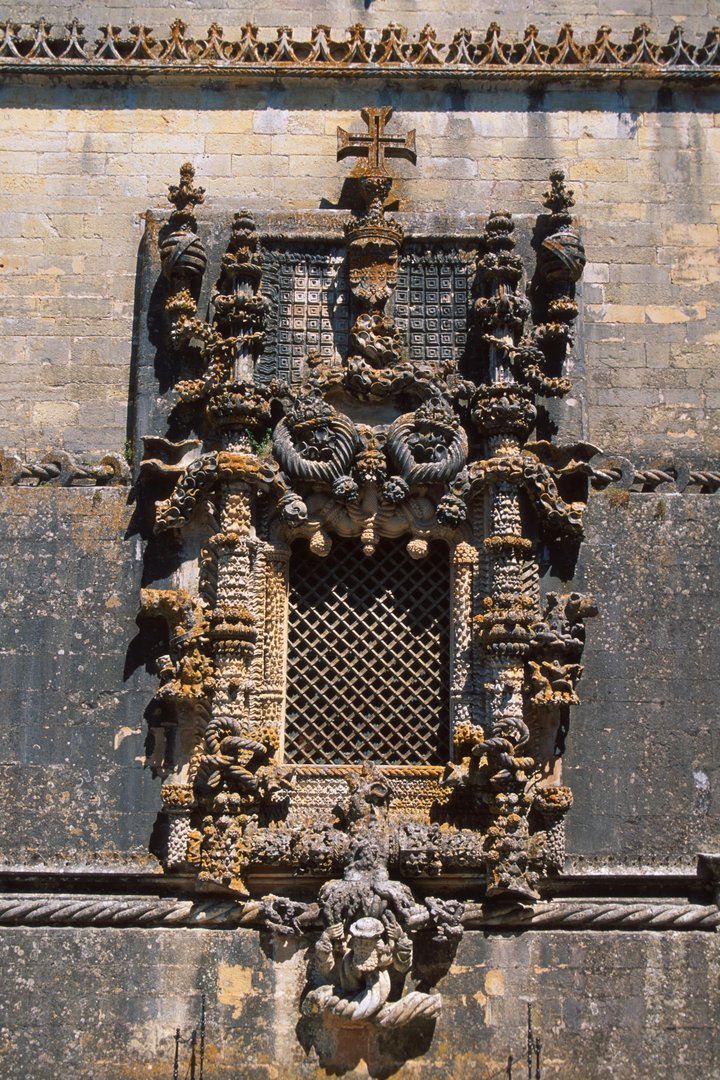 Janela do Capítulo - A Nave manuelina é guarnecida de uma profusa ornamentação escultórica simbólica, heráldica e sacra